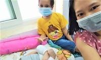 Nữ điều dưỡng Thanh Truyền cùng em nhỏ lạc quan trong khu cách ly
