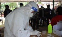Ngành y tế Đắk Lắk lấy mẫu xét nghiệm các công dân về từ miền Nam