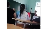 Kỷ luật nữ sinh dùng mũ bảo hiểm đánh bạn tới tấp trước mặt thầy giáo