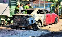 Ô tô Mazda đậu lề đường bỗng dưng bốc cháy ngùn ngụt