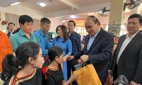 Chủ tịch nước Nguyễn Xuân Phúc tặng quà, chúc Tết bà con Đắk Lắk