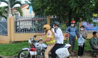 Nam sinh Đắk Lắk đến nhầm điểm thi, CSGT dùng xe đặc chủng hỗ trợ