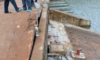 Loạt vết nứt trượt xuống hồ thủy lợi, Đắk Nông khẩn cấp di dời 20 hộ dân