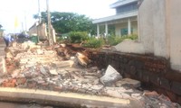 Tường rào một trường tiểu học ở Đắk Nông liên tiếp đổ sập