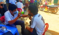 Khám sàng lọc bệnh bạch hầu tại xã Cư Pui (huyện Krông Bông)