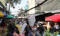 Người dân đổ dồn chiều 28 Tết, chợ hoa tươi lớn nhất TPHCM đông nghẹt