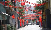 Đường phố TPHCM yên ả, rợp bóng cờ hoa trong ngày mùng 1 Tết 