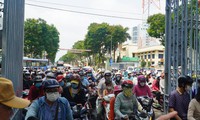 Nườm nượp người kéo đến Thảo Cầm Viên Sài Gòn trong ngày giỗ tổ Hùng Vương