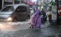 Ít nhất 18 tuyến đường ở TPHCM bị ngập trong cơn mưa chiều 2/6 