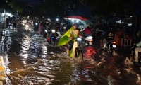 Triều cường đạt đỉnh, người dân TPHCM bì bõm lội nước về nhà 