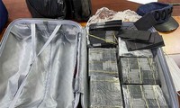 Phát hiện 1 triệu USD bị nhuộm đen ở sân bay Tân Sơn Nhất