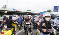 Cấm lưu thông qua gầm cầu vượt Nguyễn Hữu Cảnh 