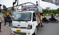 Xe tải húc văng thanh giới hạn chiều cao ở chân cầu Sài Gòn 
