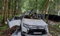 TPHCM: Sau tiếng nổ, ô tô bốc cháy ngùn ngụt trong rừng tràm, một người tử vong