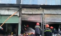 Chợ ở Thủ Đức phát hỏa trong đêm, 4 sạp hàng bị thiêu rụi