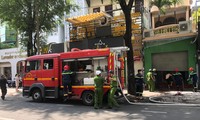 Cảnh sát phá cửa cuốn, giải cứu nạn nhân mắc kẹt trong đám cháy