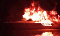 Tàu chở khách bất ngờ bốc cháy trên sông Sài Gòn