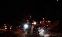 Mưa lớn gây ngập và kẹt xe, người dân TPHCM bì bõm lội nước về nhà