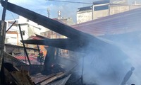 TPHCM: Khu nhà trọ trong đường hẻm bốc cháy dữ dội