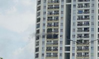 Căn hộ tầng 11 bốc cháy ngùn ngụt, cư dân hoảng hốt tháo chạy 