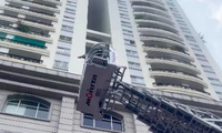 Cháy căn hộ ở TPHCM: Cảnh sát dùng xe thang đưa nhiều người thoát nạn 