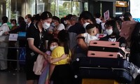 Việt kiều về quê đón Tết, sân bay Tân Sơn Nhất đông nghịt người 
