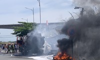 Xe bồn chở xăng bốc cháy lan sang nhà dân ở TPHCM