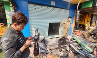 Cảnh sát cắt cửa cuốn chữa cháy ngôi nhà ở TPHCM