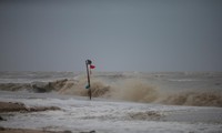 TPHCM và Nam Bộ tiếp tục có mưa diện rộng, gió mạnh, sóng lớn trên biển 