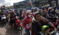 Người dân đổ về TPHCM sau kỳ nghỉ lễ