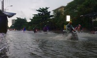 Hầm chui Tân Tạo thất thủ, người dân TPHCM &apos;khóc&apos; trong cơn mưa