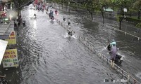 Mưa lớn giờ tan tầm, người dân TPHCM chật vật lội nước về nhà
