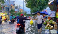 Người dân TPHCM chật vật về nhà khi triều cường đạt đỉnh, đường phố ngập lụt