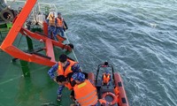 Tàu cảnh sát biển đưa 14 ngư dân bị nạn trên biển vào đất liền an toàn
