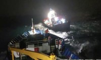 CLIP: Cảnh sát biển vượt sóng lớn, cứu hộ 2 tàu cá gặp nạn