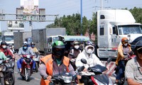 TPHCM nắng rát mặt từ nay đến Tết, người dân trùm kín mít khi ra đường 