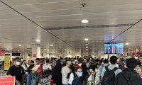 Sân bay Tân Sơn Nhất chật kín người về quê đón Tết 