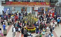 Người dân lỉnh kỉnh đồ đạc rời ga Sài Gòn về quê đón Tết 