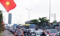 Người dân quay lại TPHCM sau kỳ nghỉ Tết, phà Cát Lái ùn ứ 2 km