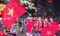Restricting vehicles on Nguyen Hue Street to serve fans watching the Indonesia - Vietnam match
