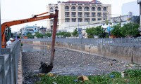 Cấp tập &apos;giải cứu&apos; kênh Nước Đen ngập rác ở TPHCM