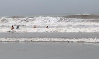 Biển động dữ dội, sóng cao quá đầu, nhiều người vẫn bất chấp tắm biển ở Đà Nẵng