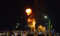 Hàng chục ngàn du khách đổ xô xem &apos;rồng phun lửa&apos; ở Đà Nẵng