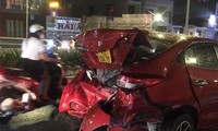 Ô tô khách tông hàng loạt xe máy, nhiều người bị thương