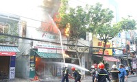 Cháy ngùn ngụt tại cửa hàng bán đồ thể thao, nhiều người hoảng loạn tháo chạy ra ngoài
