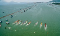Kịch tính, quyết liệt màn đua thuyền nơi cửa vịnh sông Hàn