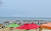 Nắng nóng, hàng nghìn người đổ về biển Đà Nẵng &apos;giải nhiệt&apos;