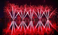 Lễ hội Pháo hoa Đà Nẵng: Sông Hàn rực rỡ với màn Cực quang của &apos;tân binh&apos; Canada