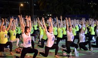 Hơn 1.500 người đồng diễn Yoga trên bờ biển Đà Nẵng