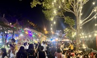 Hàng nghìn người đổ về phố ẩm thực Đăk Bla ăn đêm